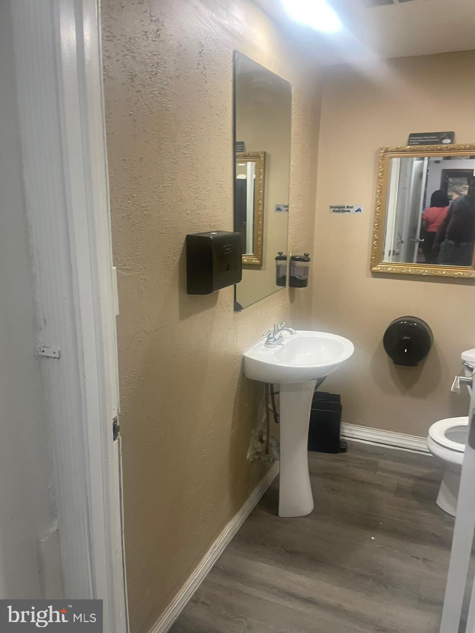 PHILADELPHIA (WEST) - Commercial Sale