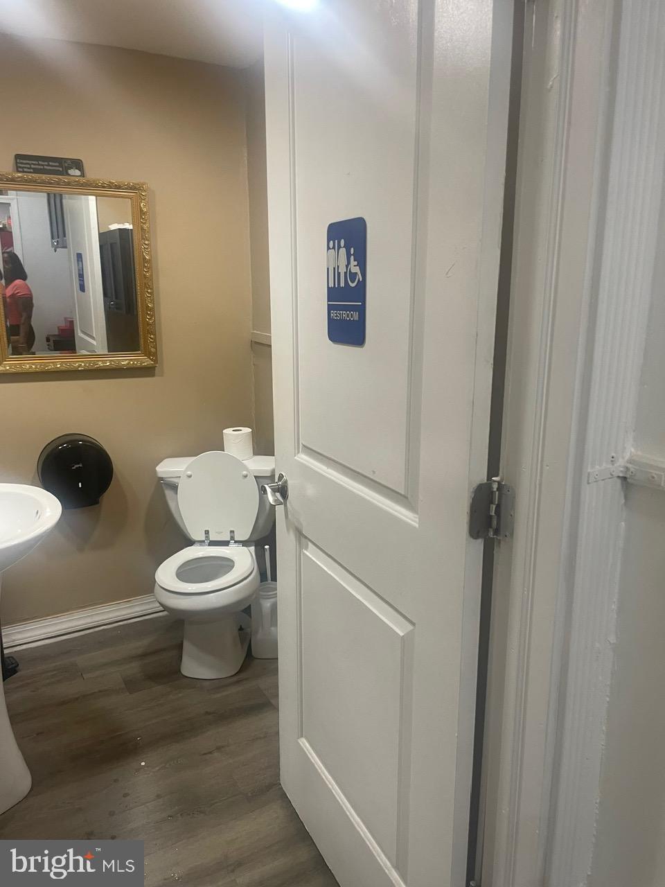 PHILADELPHIA (WEST) - Commercial Sale