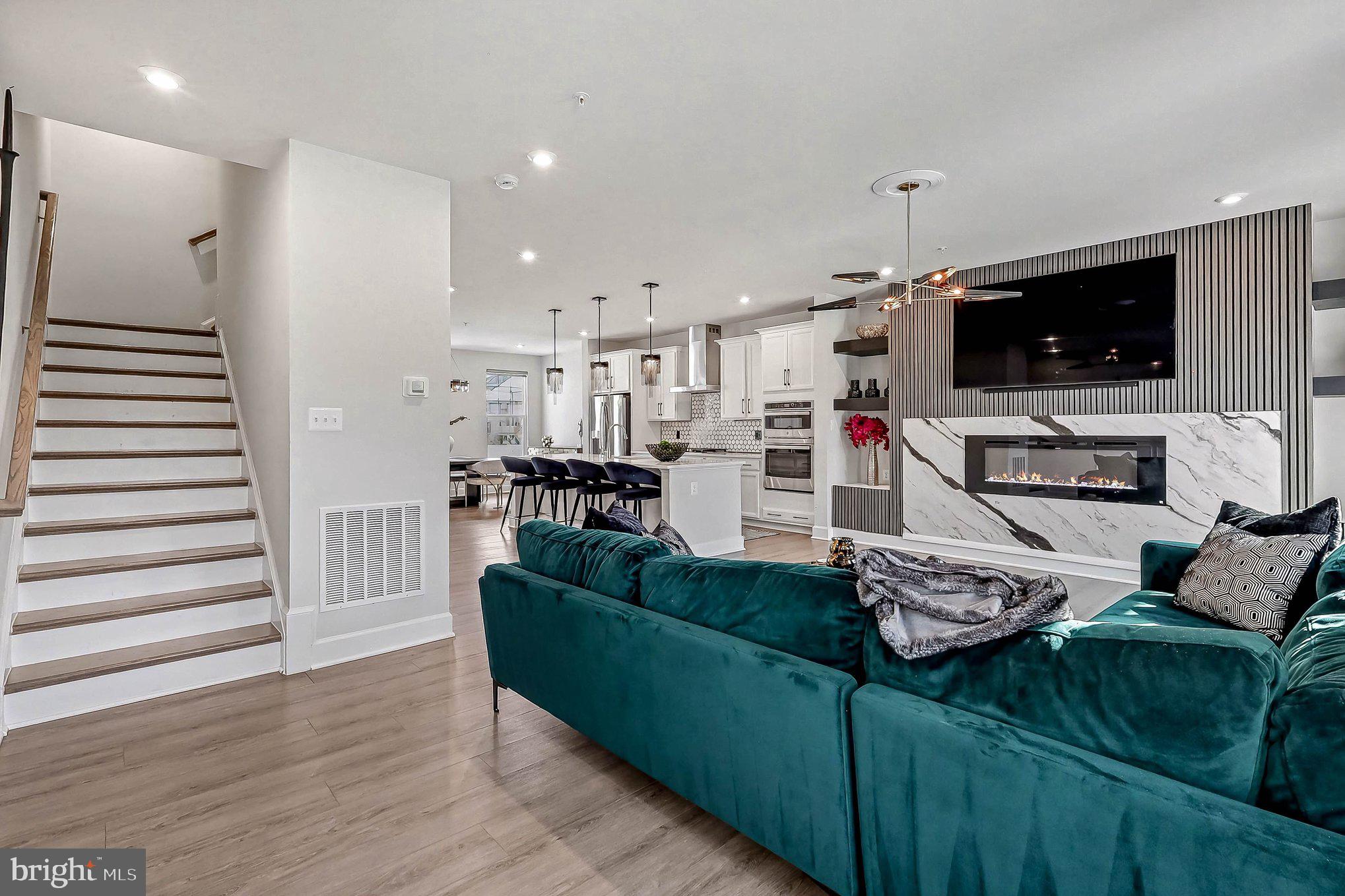 10878 FOXTROT CIRCLE