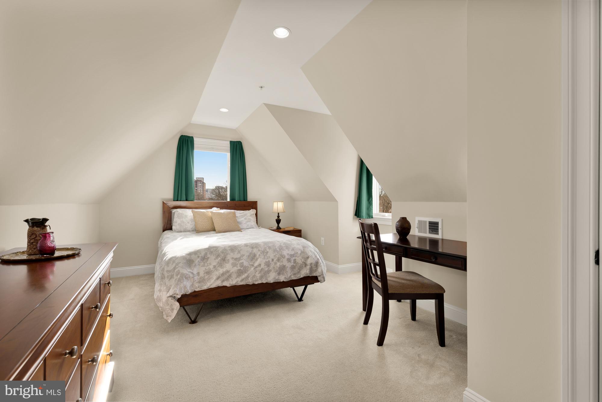 WOODSIDE - Residential