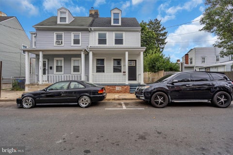 Townhouse For Sale - 211 York Street<br/> BURLINGTON, NJ 08016