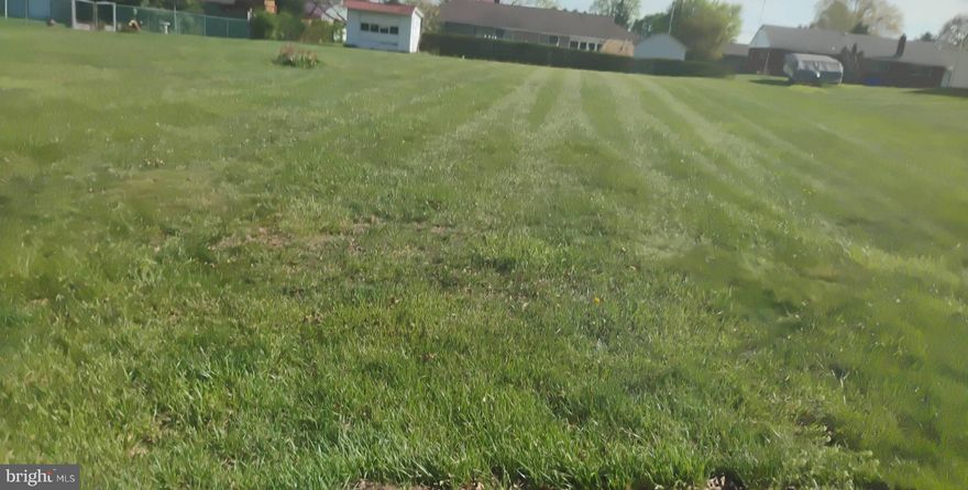 Level building lot great neighborhood, all utilities 100.6 X 150 FT DEEP