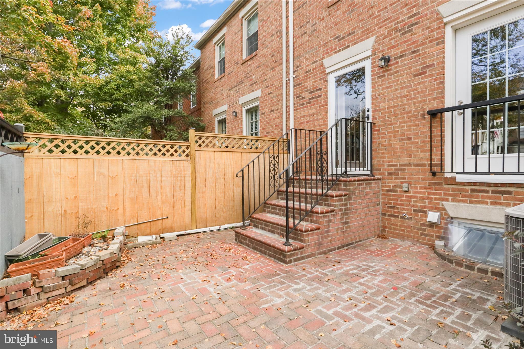 OLD TOWN COMMONS - Residential Lease