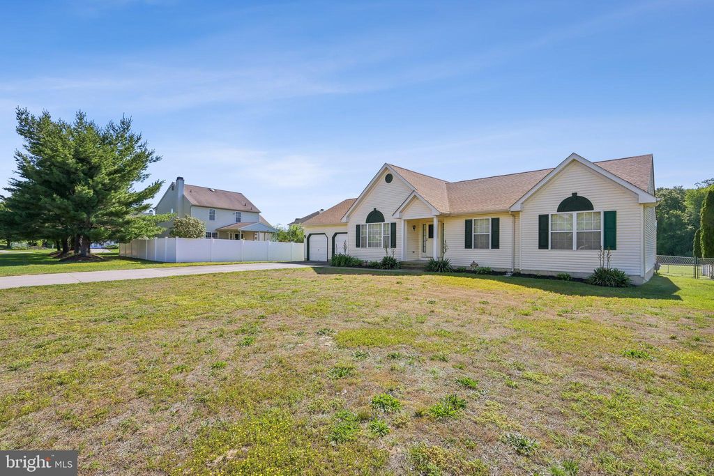 Photo of 64 Peters Lane, BLACKWOOD, NJ 08012 (MLS # NJCD2119422)