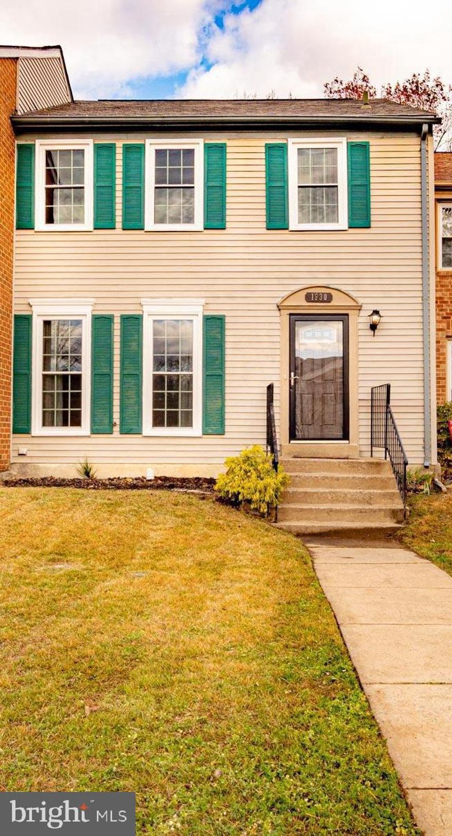 Enjoy of the Rolling Brooks Community with this great opportunity available... 3 level townhome for sale looking  for it's new owner ... offering you 3 bedrooms, 2 full baths, 2 partial baths, basement  with entertainment room, affordable price, 4 year old roof, brand new windows and much more... Don't miss it! super convenient to old bridge rd, 95, route 1, shopping centers....