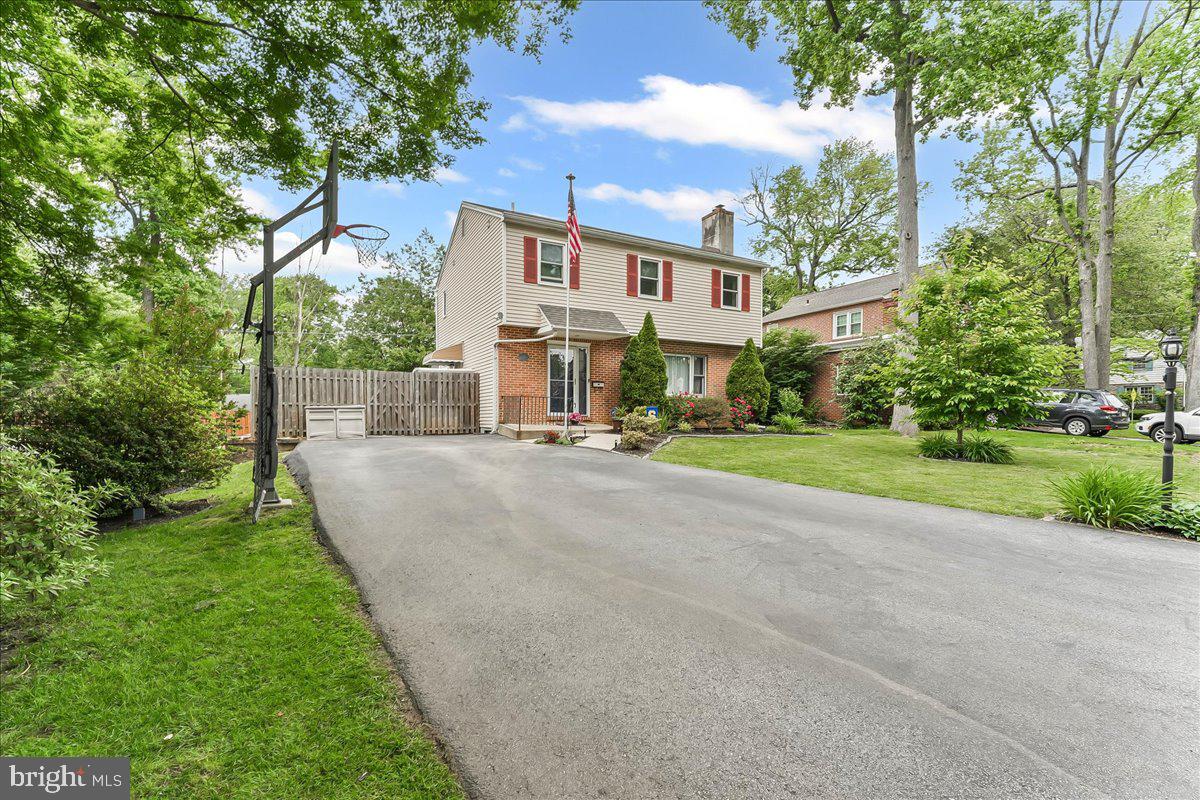 208 RAMBLING WAY