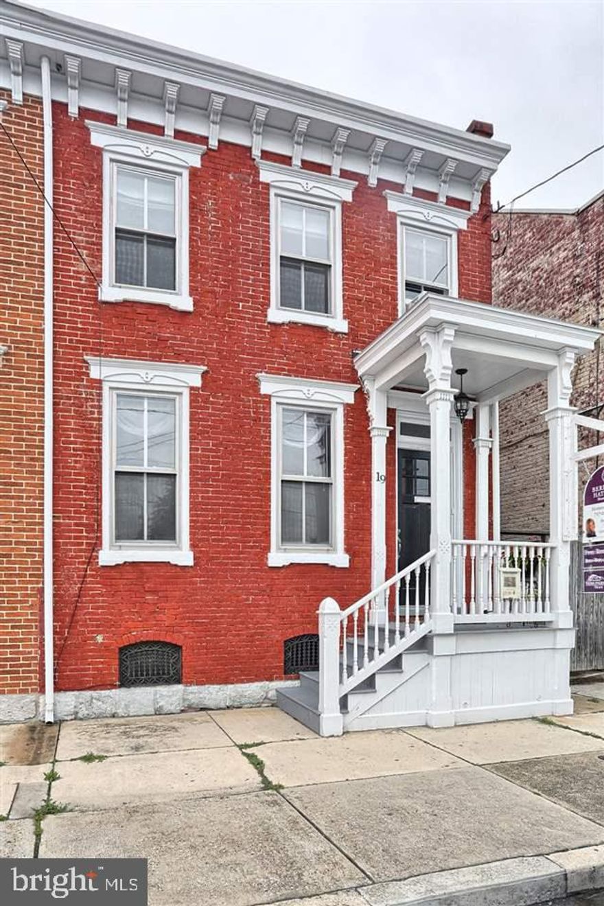 Walk to anywhere from this move-in ready 2-bedroom home located in Carlisle's Historic District. The open living spaces feature classic hardwoods bathed in natural light.  The beautiful kitchen comes with new appliances and loads of counter space.  Fresh bath has custom tile and new fixtures, and 2 walk-in closets enhance the master. The backyard has a patio and a privacy fence ? great place to relax, play or entertain.