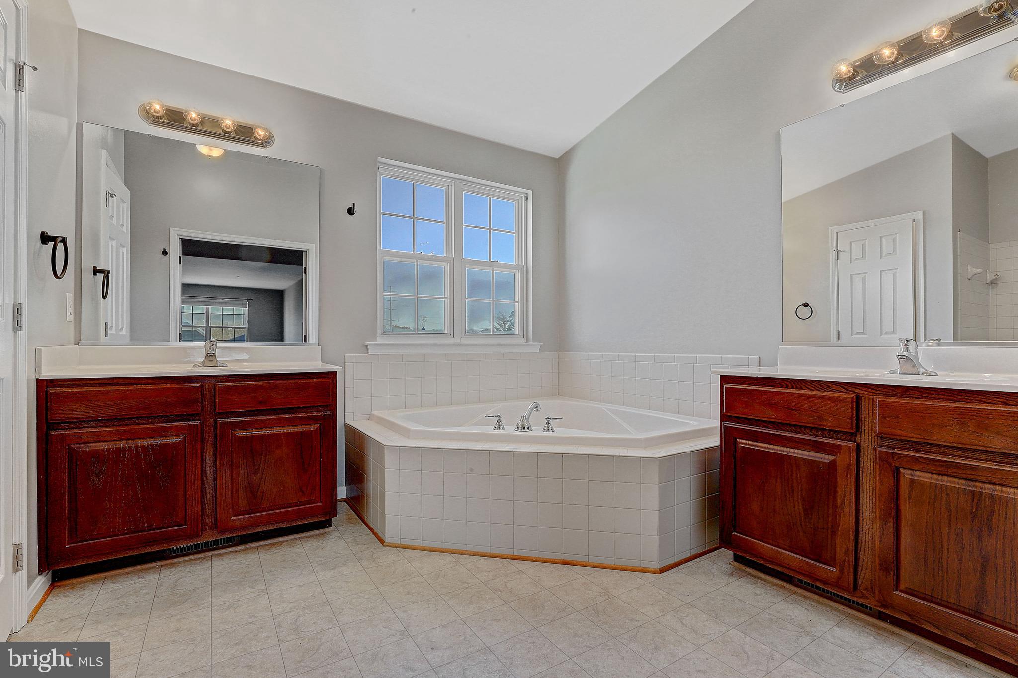 WHISPERING WOODS - Residential