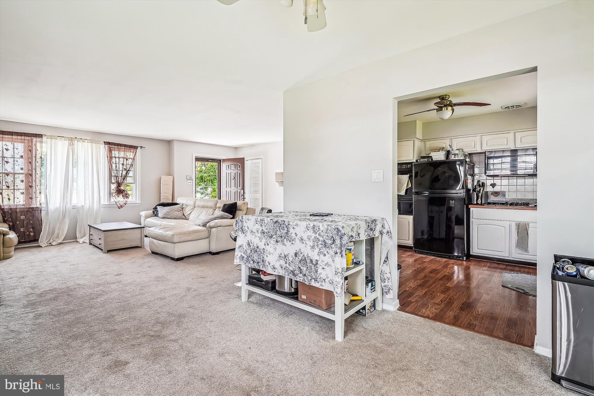 COUNTRY CLUB MANOR - Residential