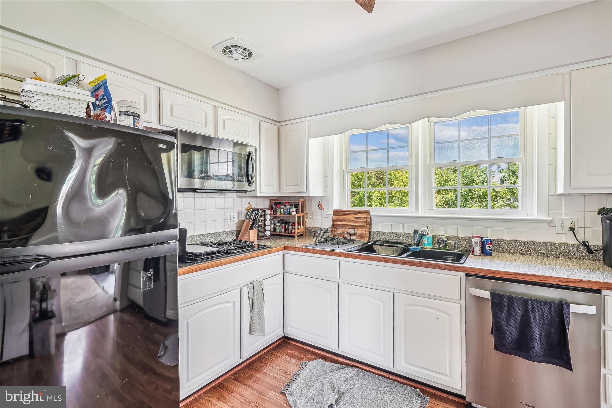 COUNTRY CLUB MANOR - Residential