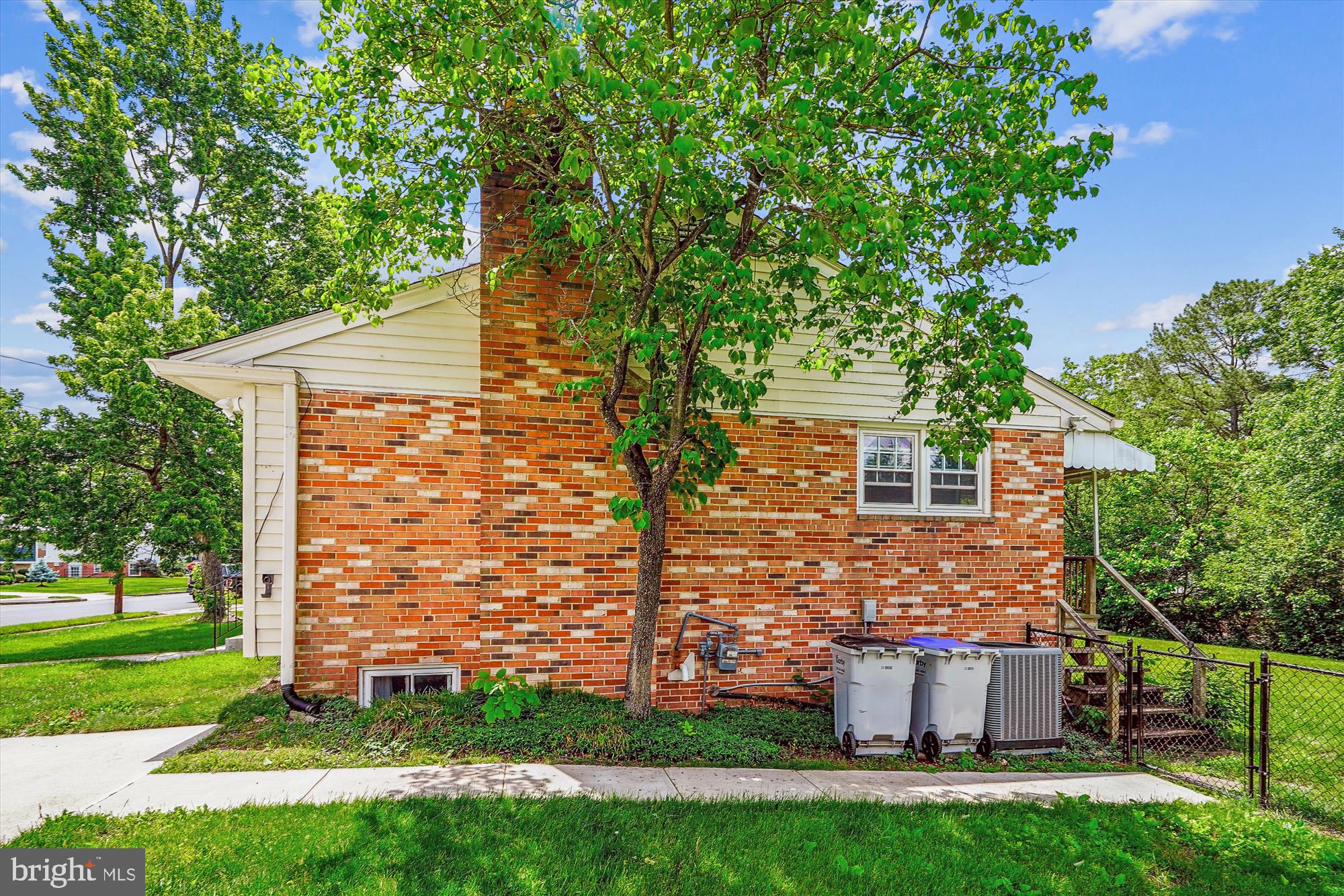 COUNTRY CLUB MANOR - Residential