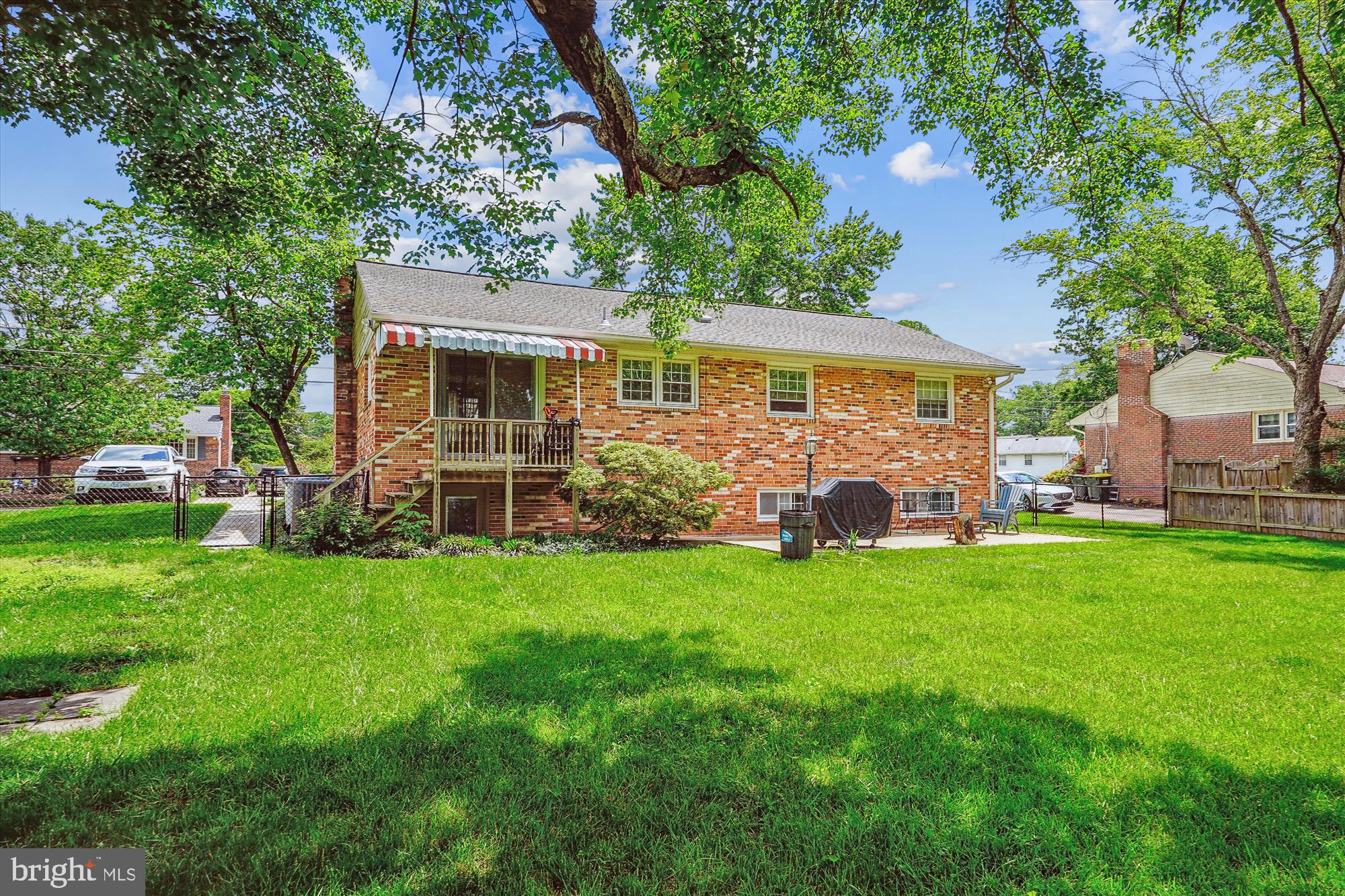 COUNTRY CLUB MANOR - Residential