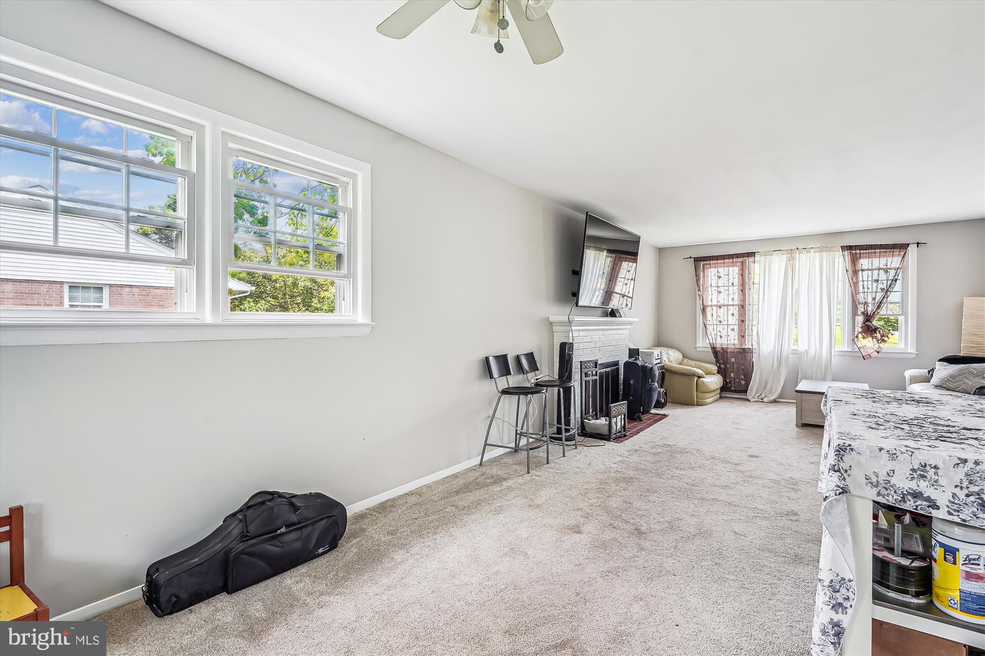 COUNTRY CLUB MANOR - Residential