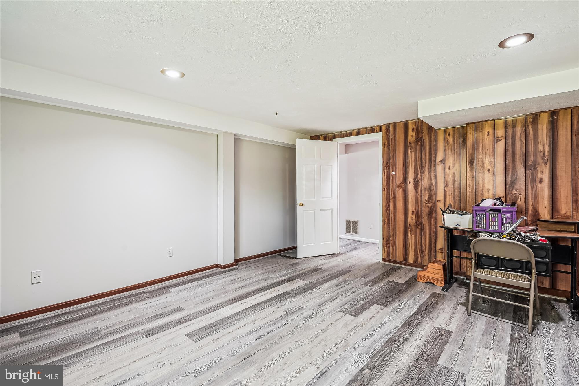 COUNTRY CLUB MANOR - Residential