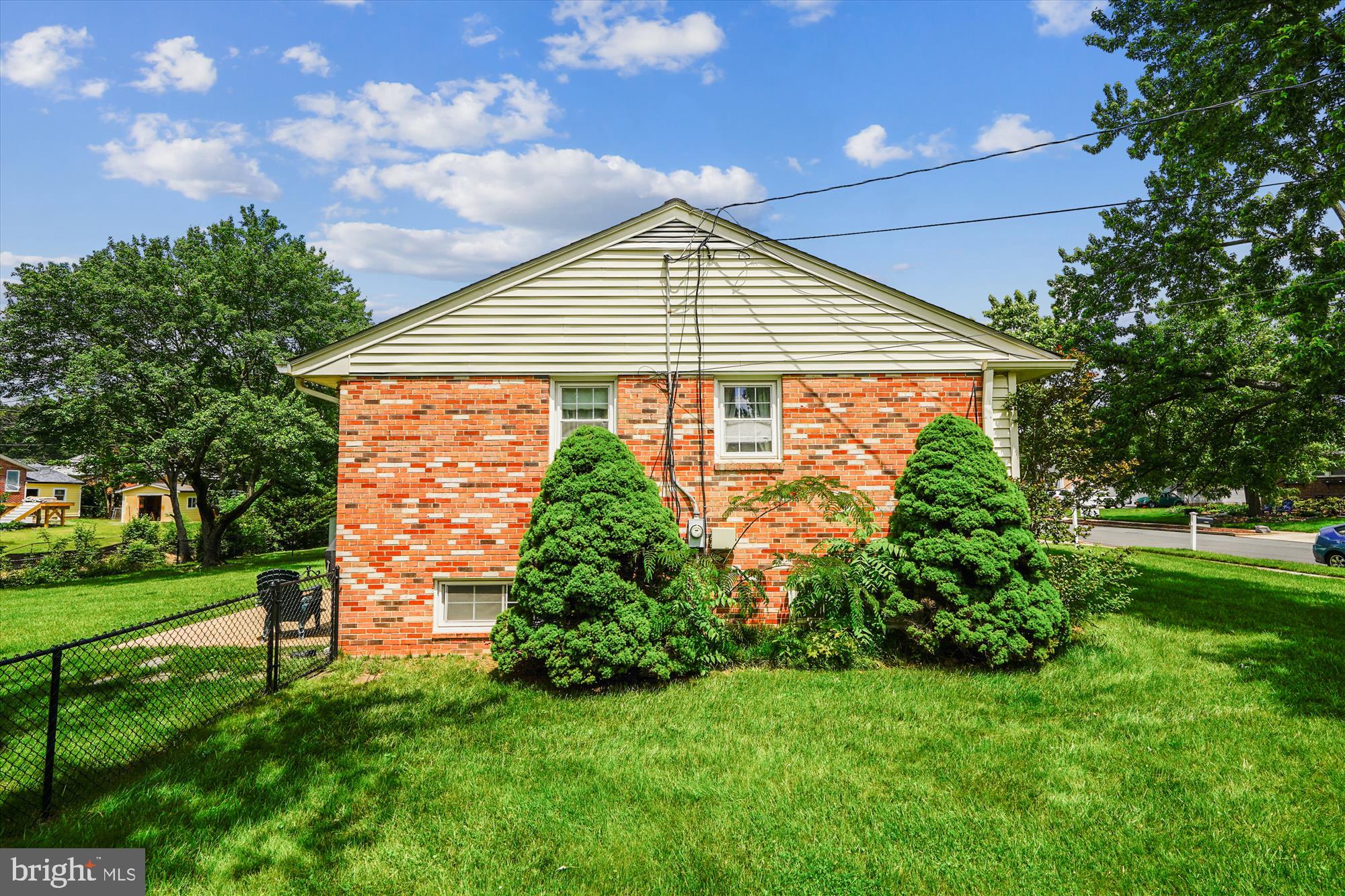 COUNTRY CLUB MANOR - Residential