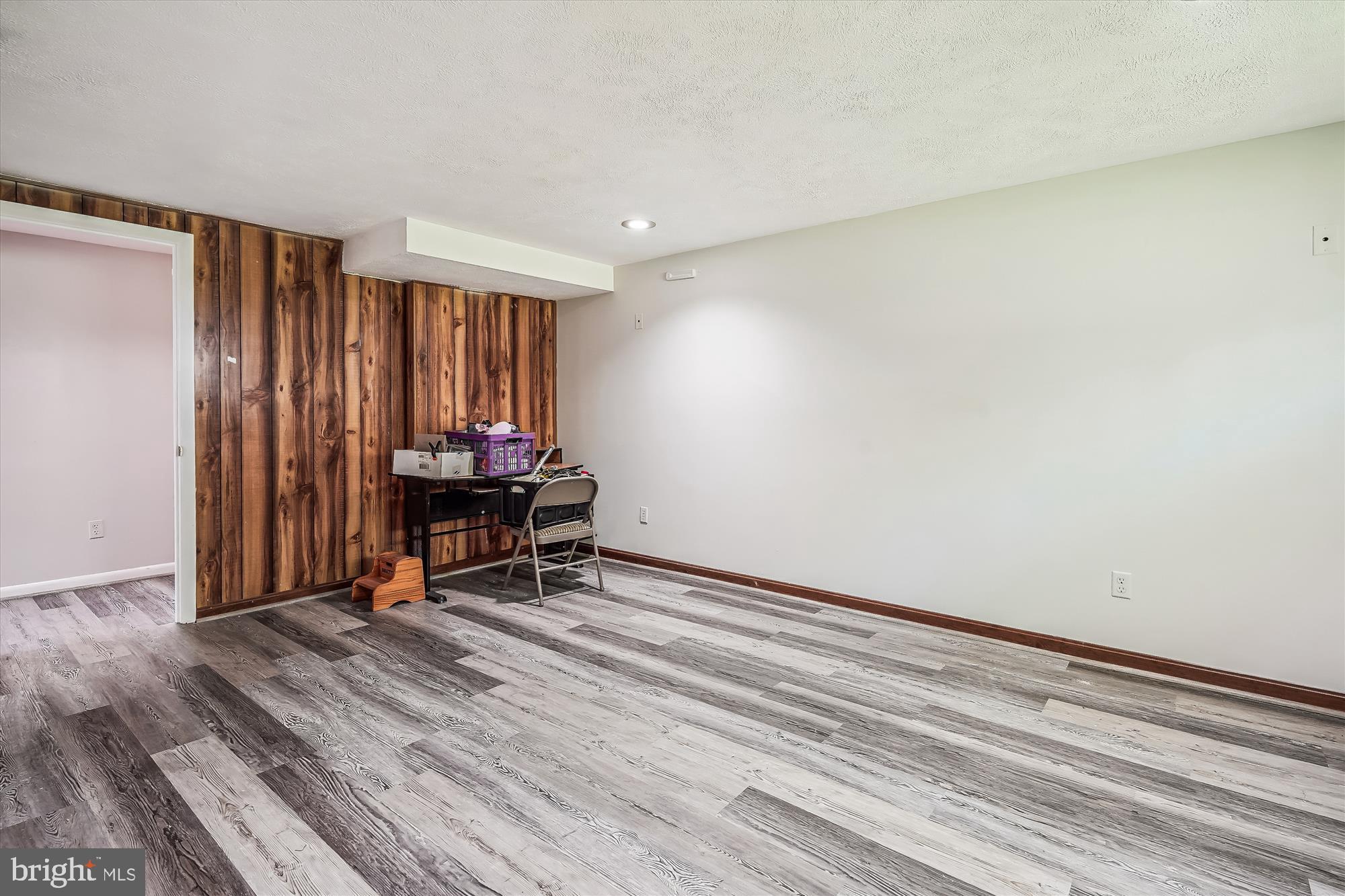 COUNTRY CLUB MANOR - Residential