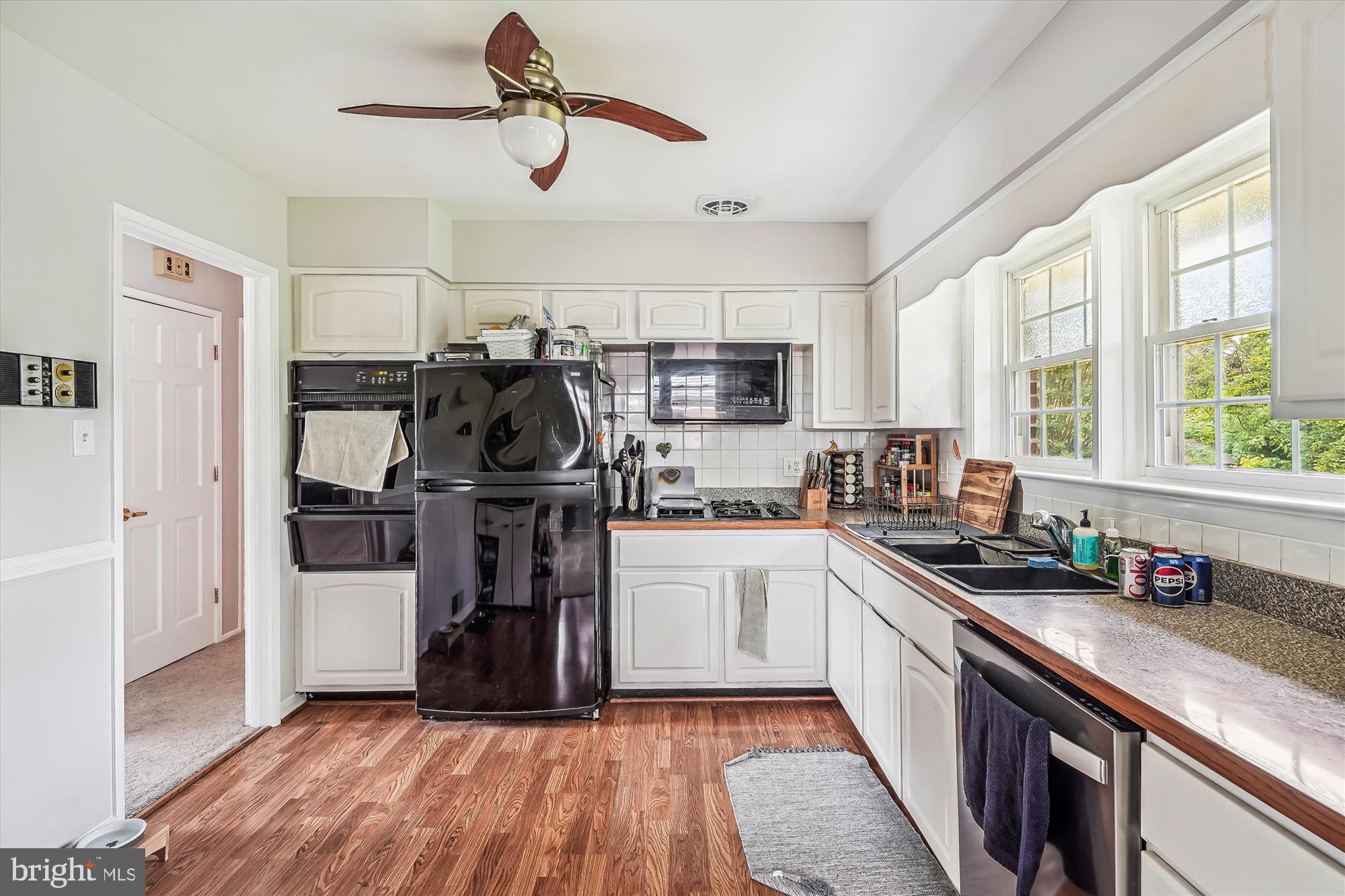 COUNTRY CLUB MANOR - Residential