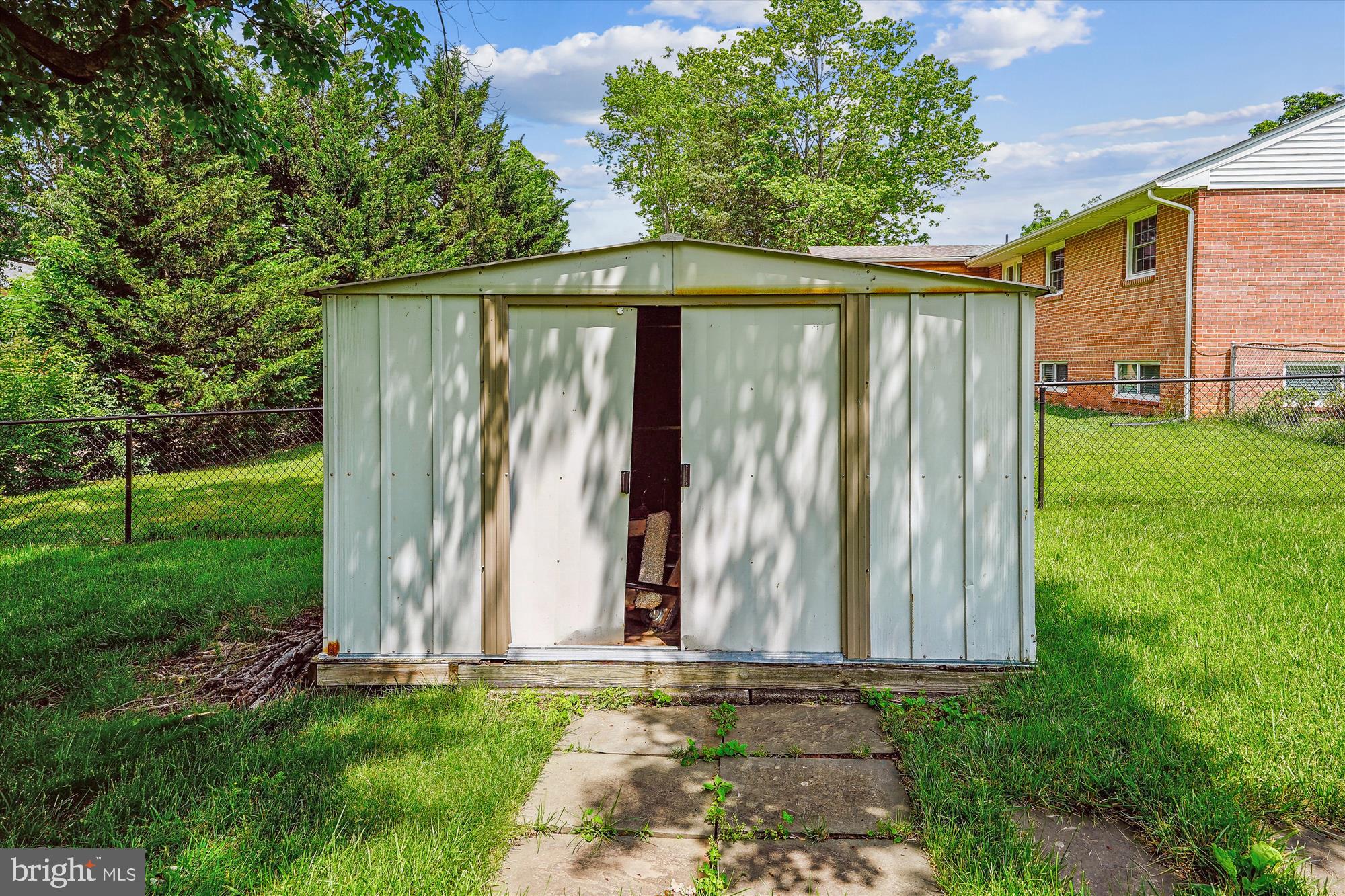 COUNTRY CLUB MANOR - Residential