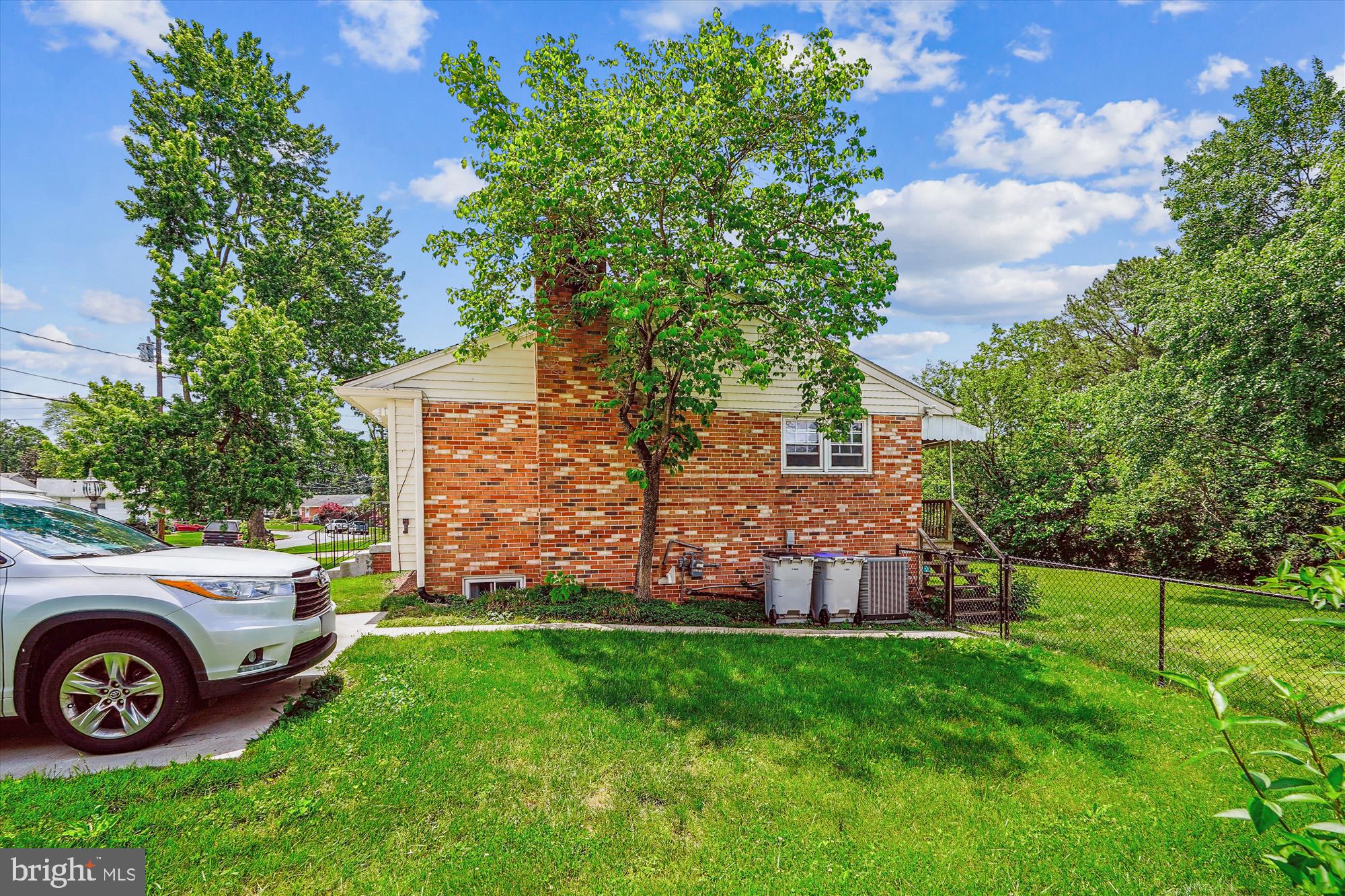 COUNTRY CLUB MANOR - Residential