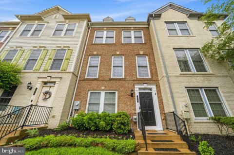 Photo of 175 Great Laurel Square SE, LEESBURG, VA 20175 (MLS # VALO2125652)