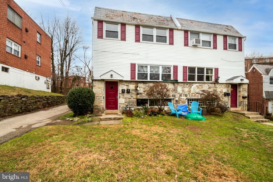 Beautiful 2 bedroom 1 bath apartment located in Media Boro. Hardwood floors throughout. Each unit has own washer & dryer along with additional storage available in the basement. Conveniently located - easy walk to train, shops and restaurants in downtown Media. Easy access to major routes. No smoking. No pets.