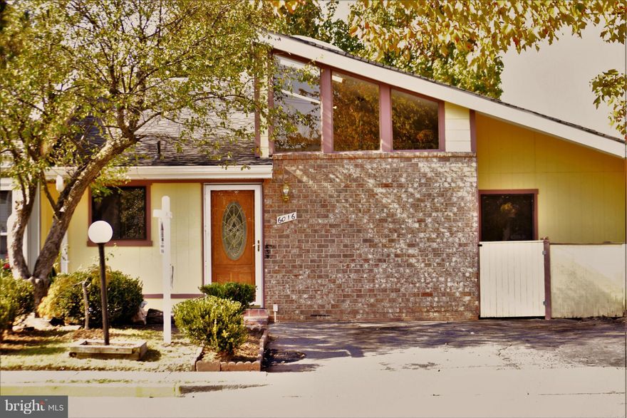 STUNNING REMODELING!!! A REAL GEM-  IN CENTREVILLE WOOD FLOORS- HIGH CEILING- NEW PAINTS- KITCHEN WITH GRANITE COUNTER TOPS-AND....MUCH MORE. EXCELLENT LOCATION NEAR I-66- CHANTILLY -FAIRFAX CITY AND SHOPPING CENTERS.