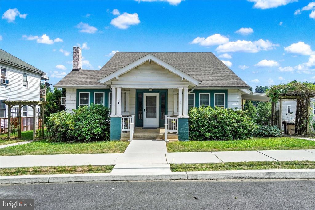 Photo of 7 E High Street, WINDSOR, PA 17366 (MLS # PAYK2082720)