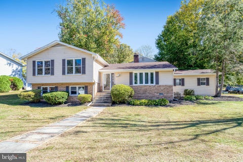 Photo of 16203 Sheffield Drive, DUMFRIES, VA 22025 (MLS # VAPW2132524)