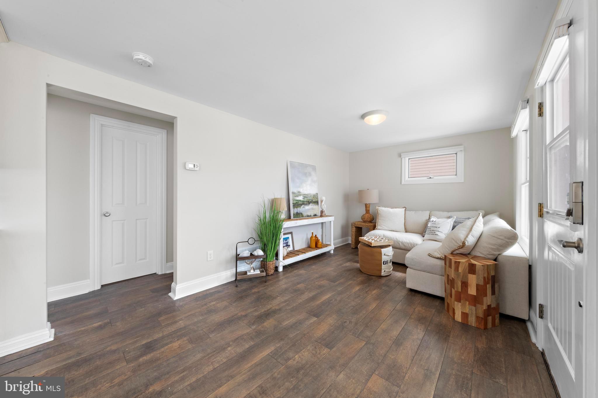 7 W JACQUELINE AVENUE