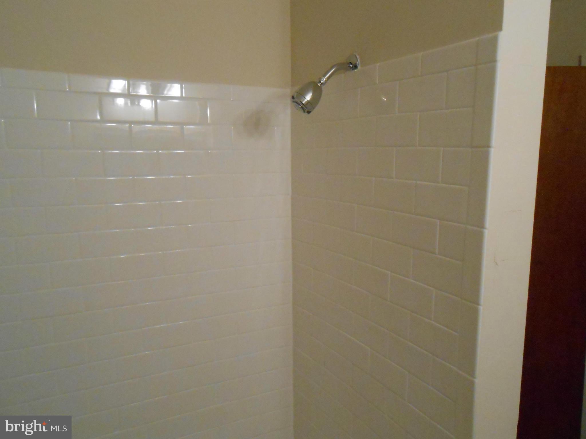 KNOTT'S-WEST GLYMONT IND - Residential Lease