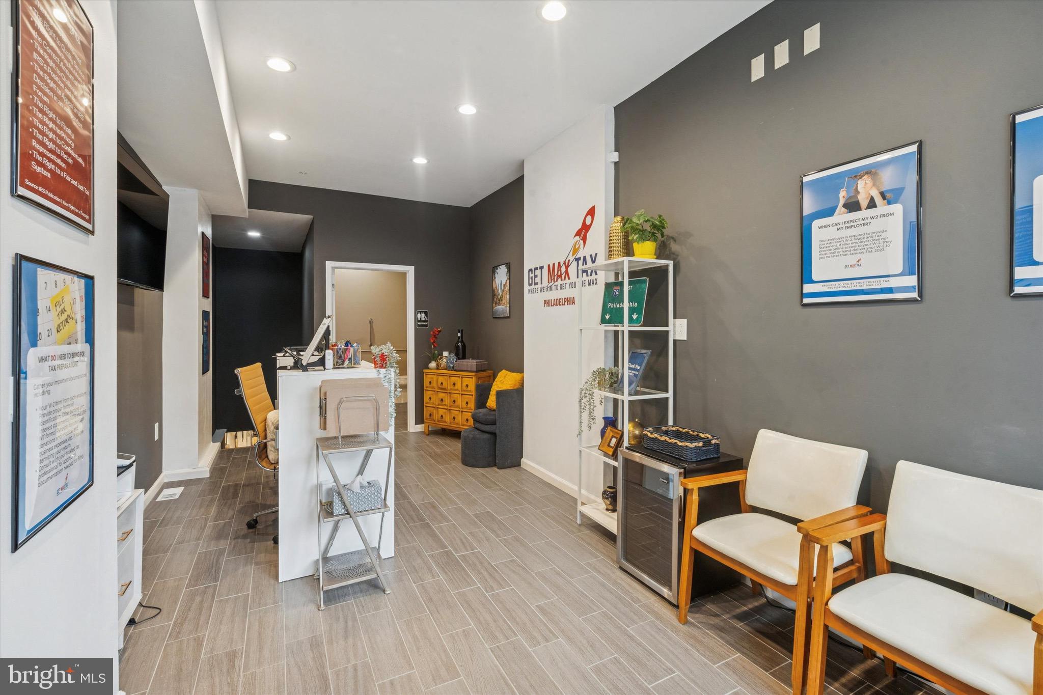 1636 RIDGE AVENUE 00 COMM