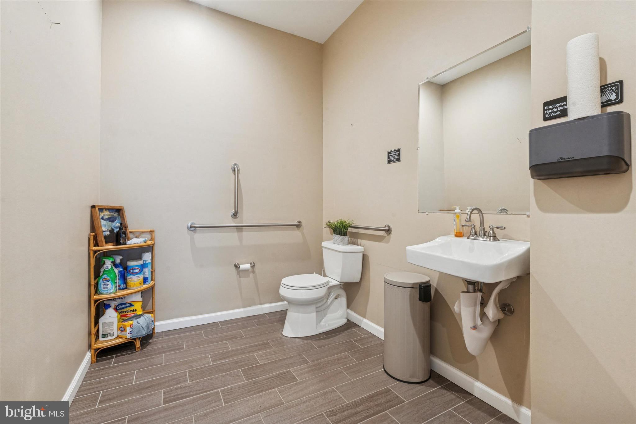 1636 RIDGE AVENUE 00 COMM