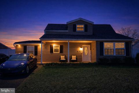 37 RIVER LANE LEVITTOWN PA 19055