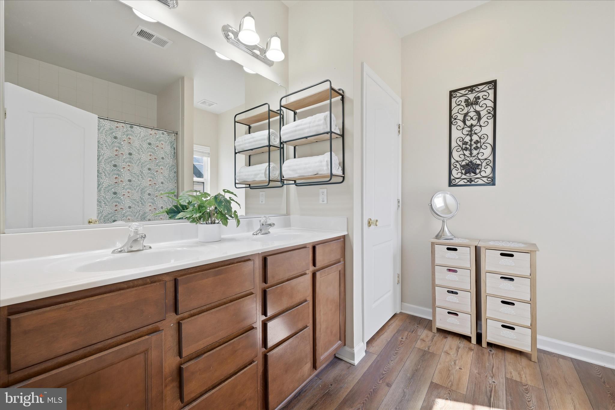 WAKELAND MANOR - Residential