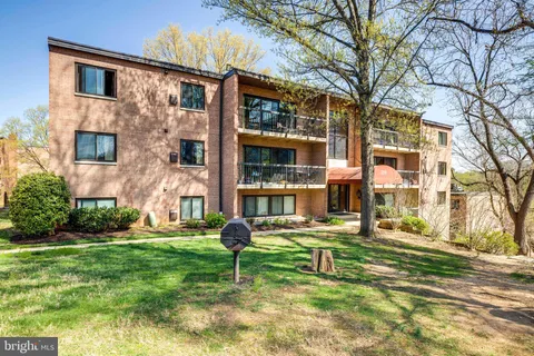 3210 S 28th Street Unit 202, Alexandria, VA MLS: VAAX2043332