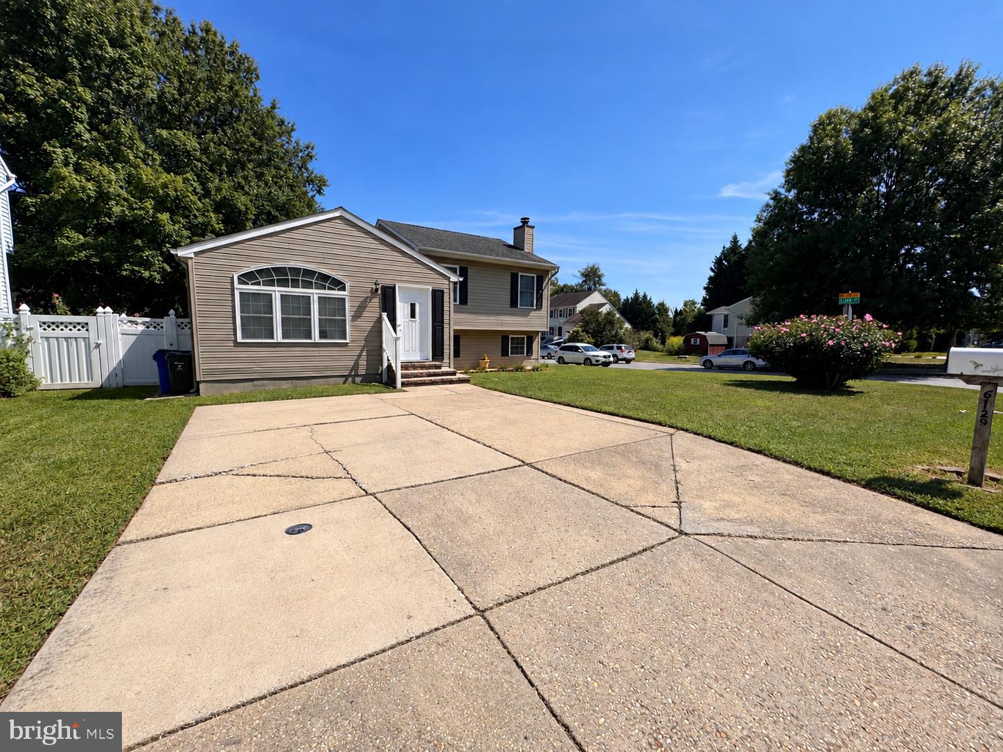 6129 DUCKETTS LANE