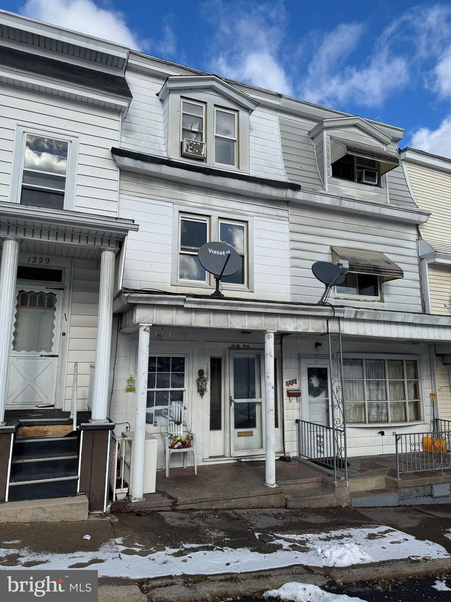 Ready for a Refresh – Great Rental Opportunity!
This property offers a solid structure and a practical layout—just needs a little cleanup and freshening up to be move-in ready for its next tenant! With minor TLC, this home can quickly become a comfortable residence or a strong addition to your rental portfolio.
Featuring spacious rooms and good bones, it’s an easy project for anyone looking to put in minimal effort for maximum return. Conveniently located near local amenities, schools, and transportation, it’s a smart investment opportunity with income potential that can be realized in short order.
—don’t miss this one!