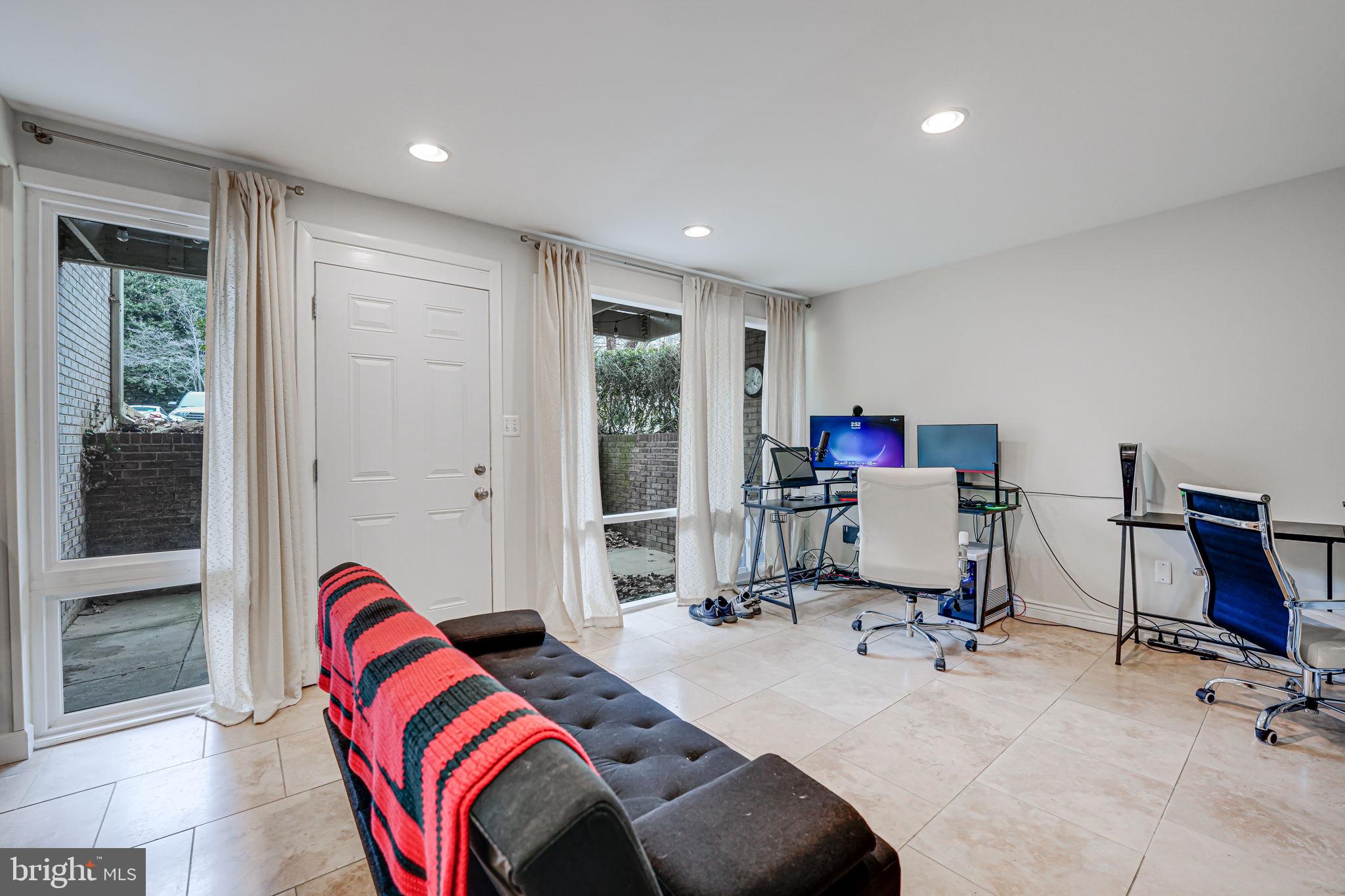 FALLS PLAZA - Residential