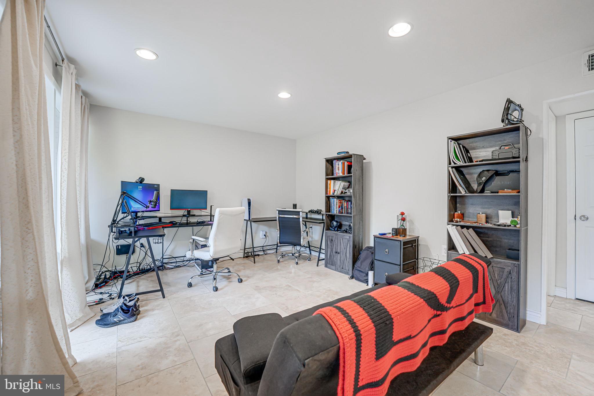 FALLS PLAZA - Residential