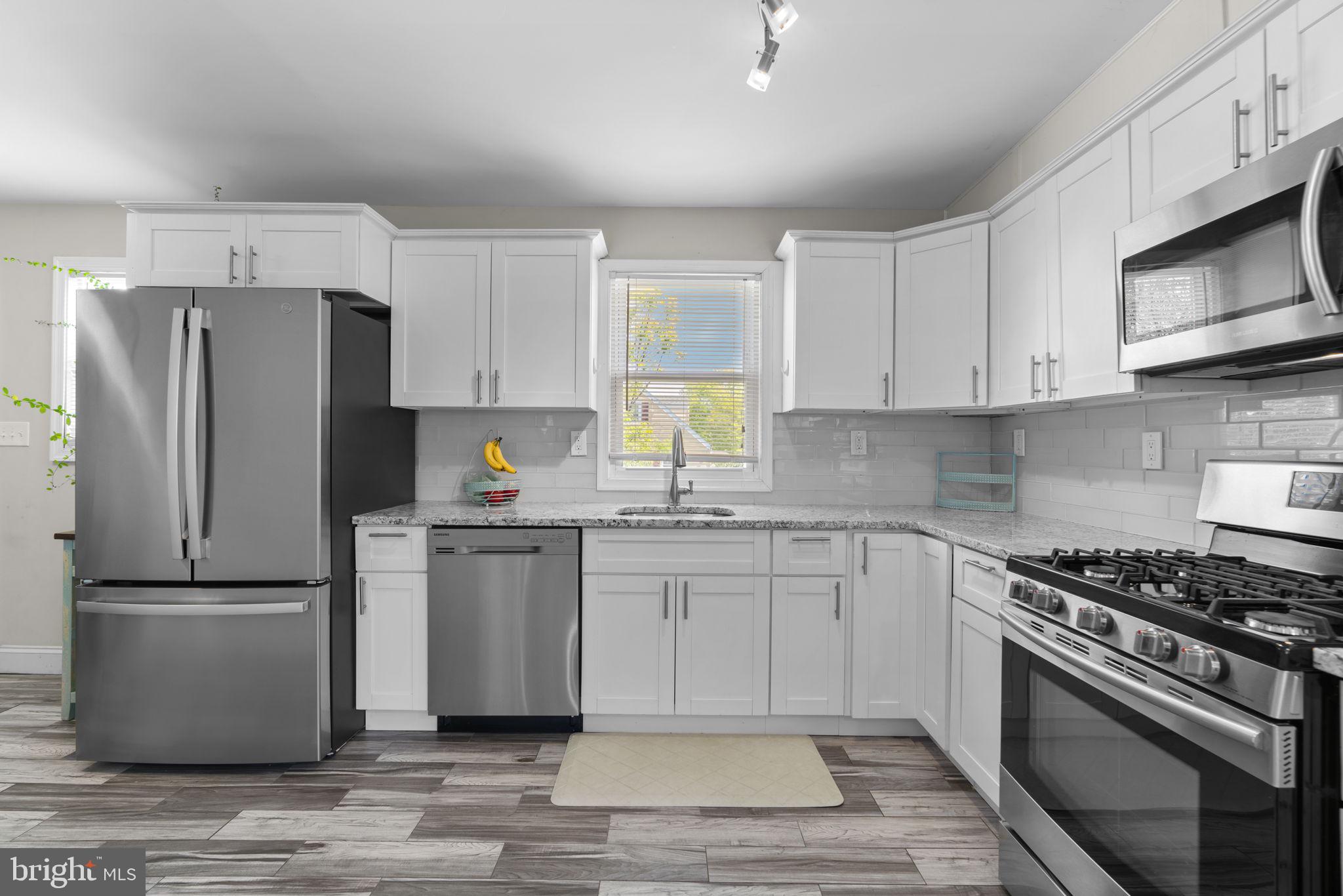 COLONIAL DRIVE - Residential