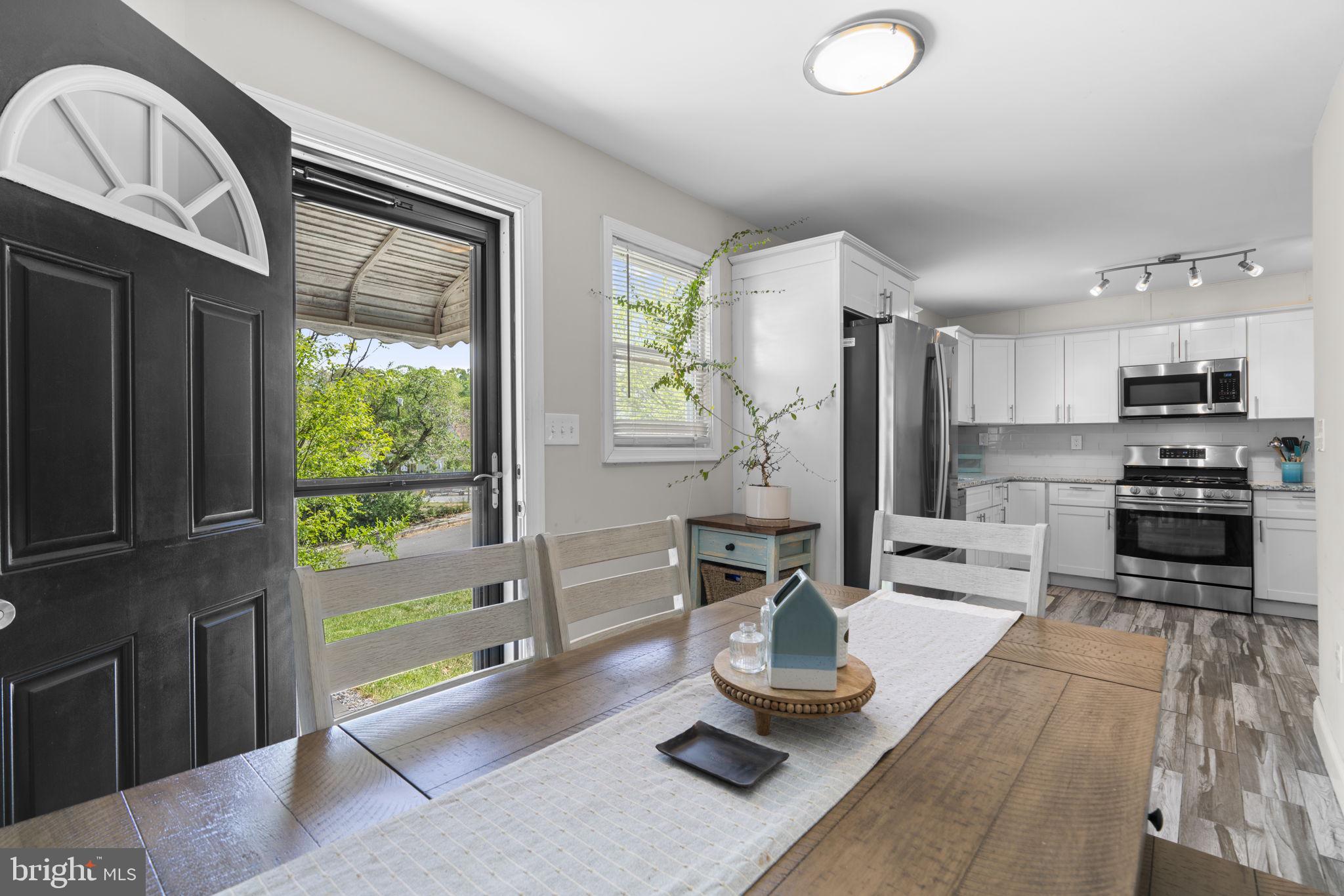 COLONIAL DRIVE - Residential