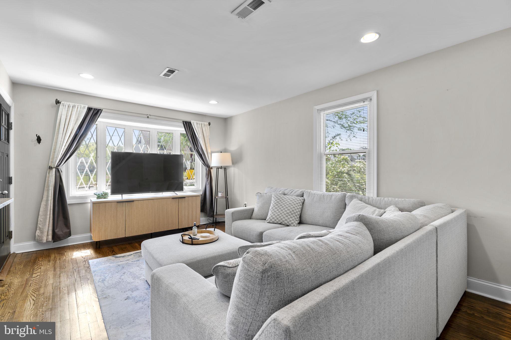 COLONIAL DRIVE - Residential