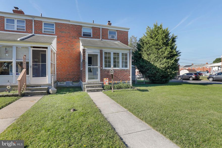 3 BR END OF GROUP ROWHOME W/ENCLOSED FRONT PORCH & COVERED REAR DECK*GREAT CORNER LOT PARTIALLY FENCED W/A PARKING PAD AND LARGE SHED AND PLAYGROUND EQUIPMENT*CENTRAL AIR CONDITIONING