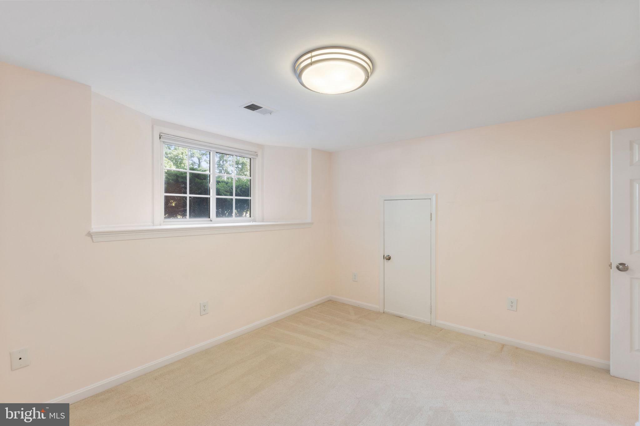 WILLIAMSBURG POND - Residential Lease