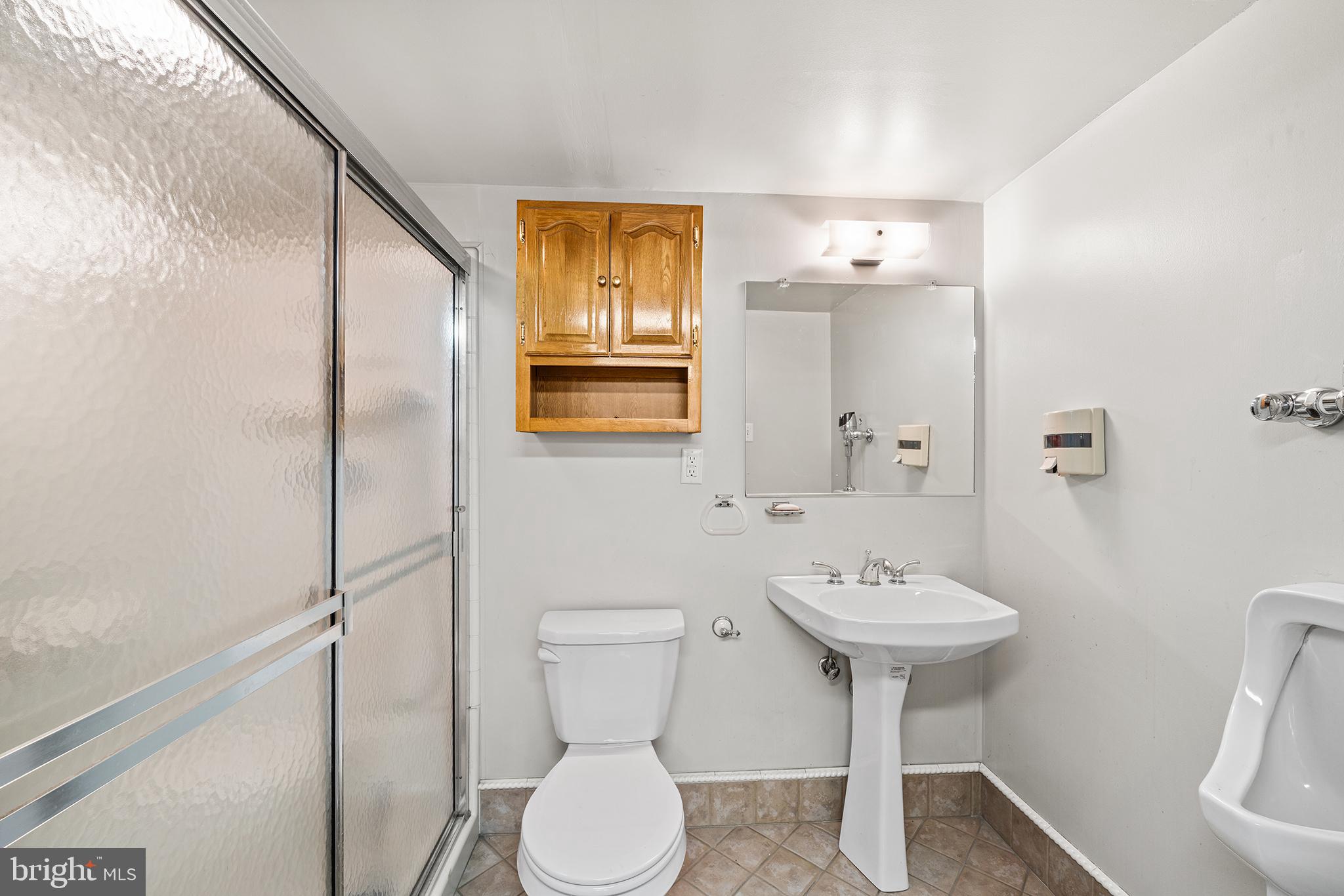MANOA - Commercial Sale