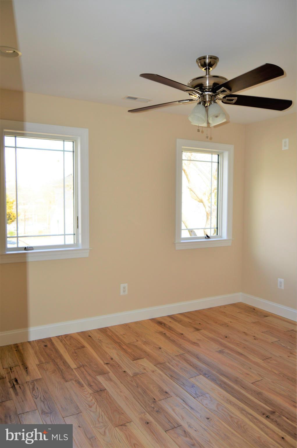 WOODLAND BEACH - Residential