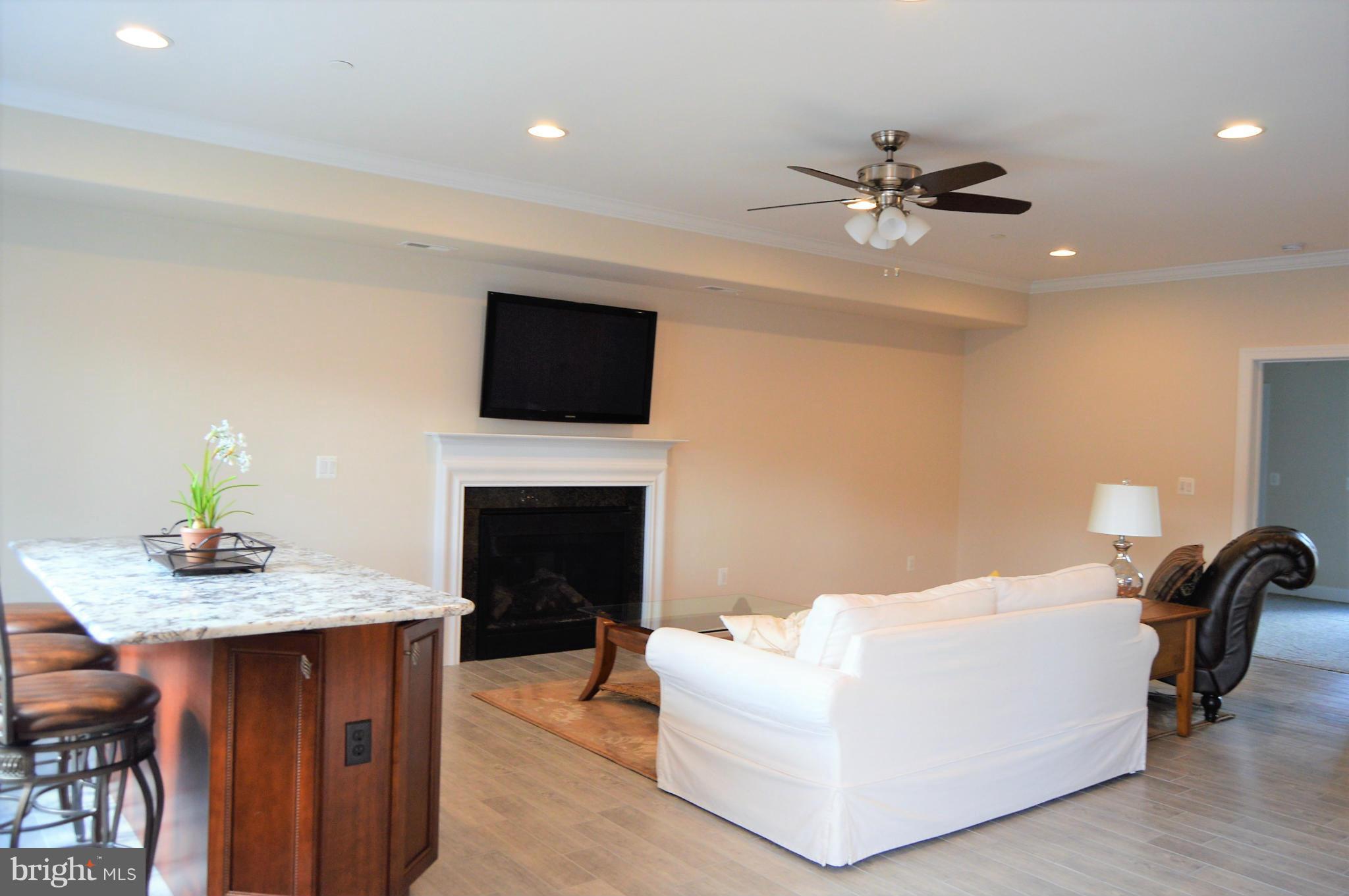 WOODLAND BEACH - Residential