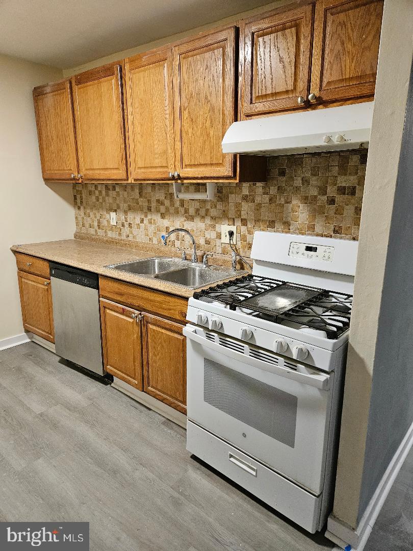 CHELSEA WOODS COURTS - Residential Lease