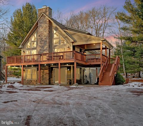 136 PINEKNOLL DRIVE LAKE HARMONY PA 18624