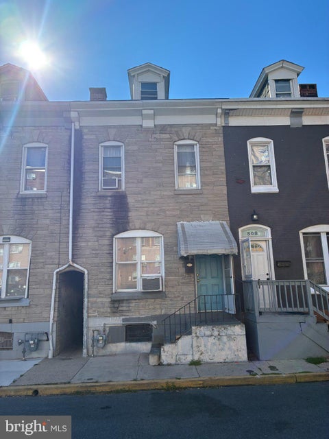 Townhouse For Sale - 310 Carpenter Street<br/> READING, PA 19602